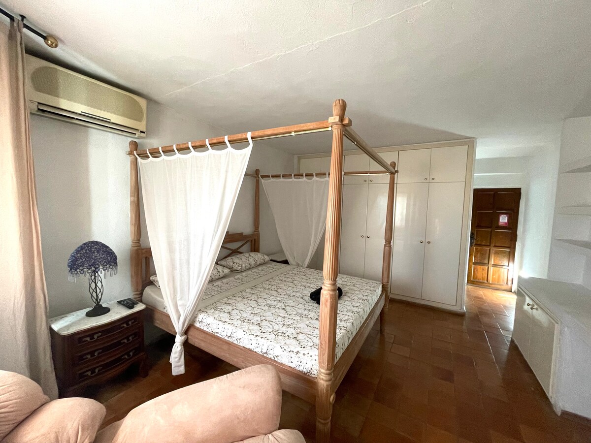 别墅内宽敞的卧室床2x2独立卫生间