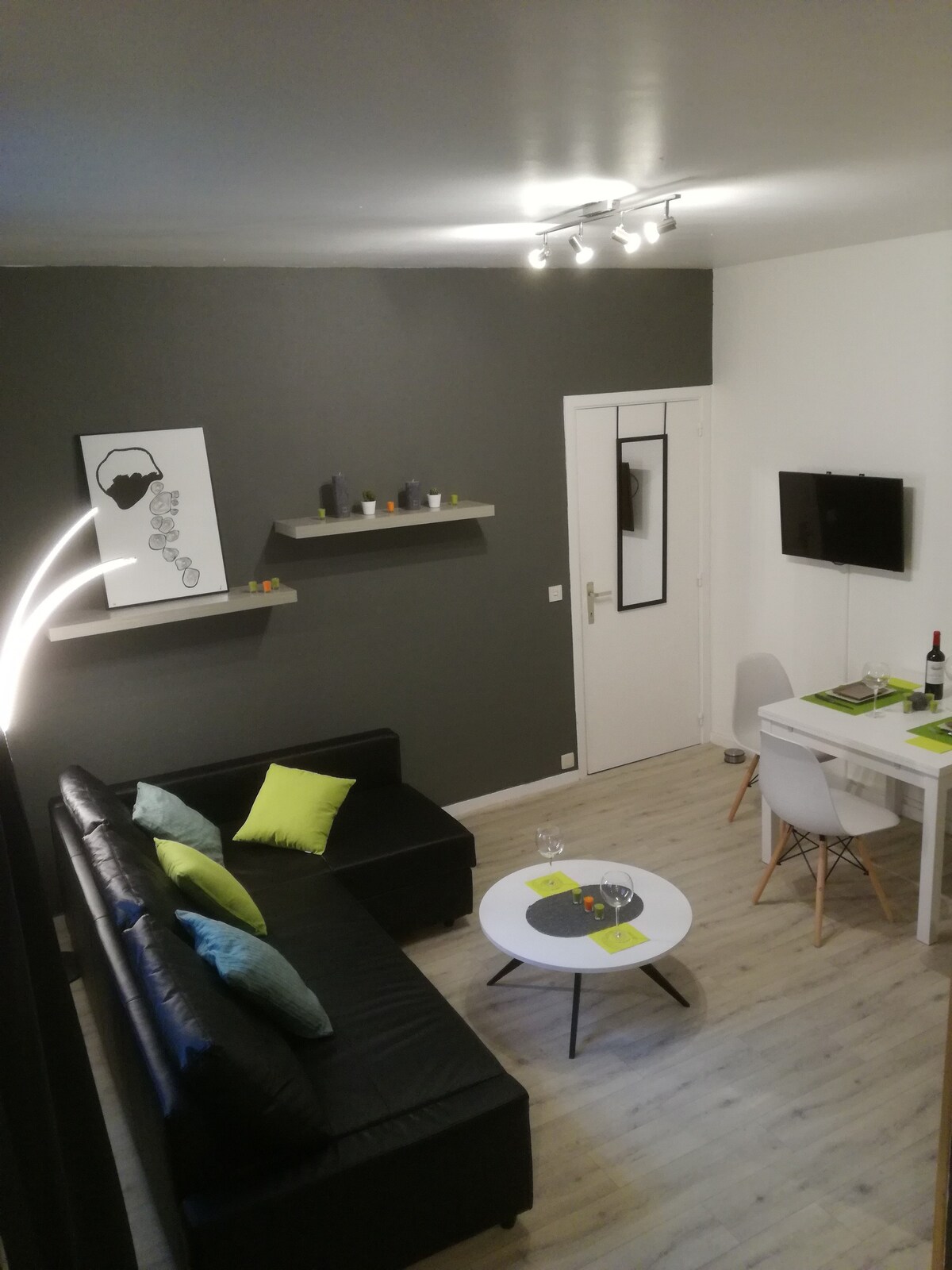 新公寓面积为50平方米，位于列日（ Liège ）中心-安静！