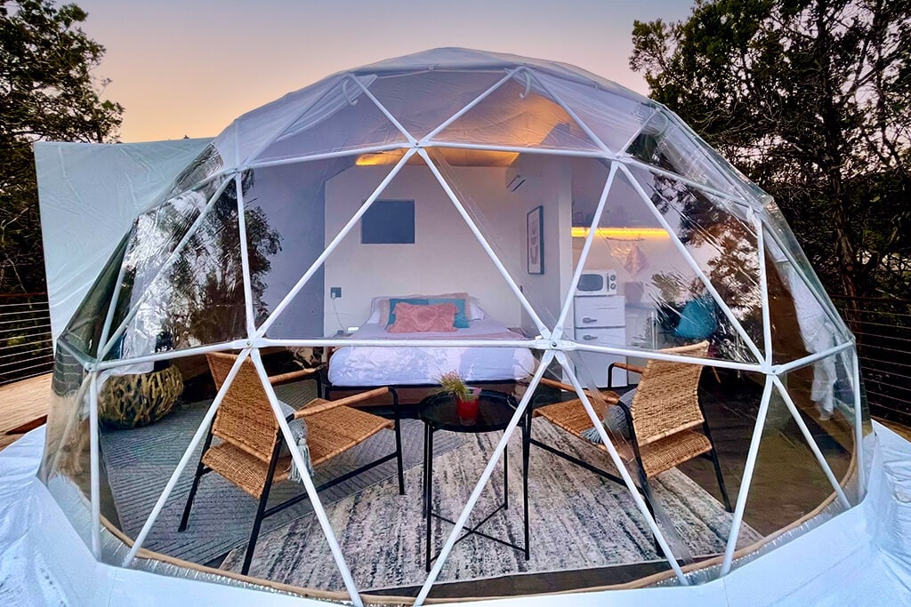 Sabi ： Treetop Dome的豪华露营+浸泡泳池