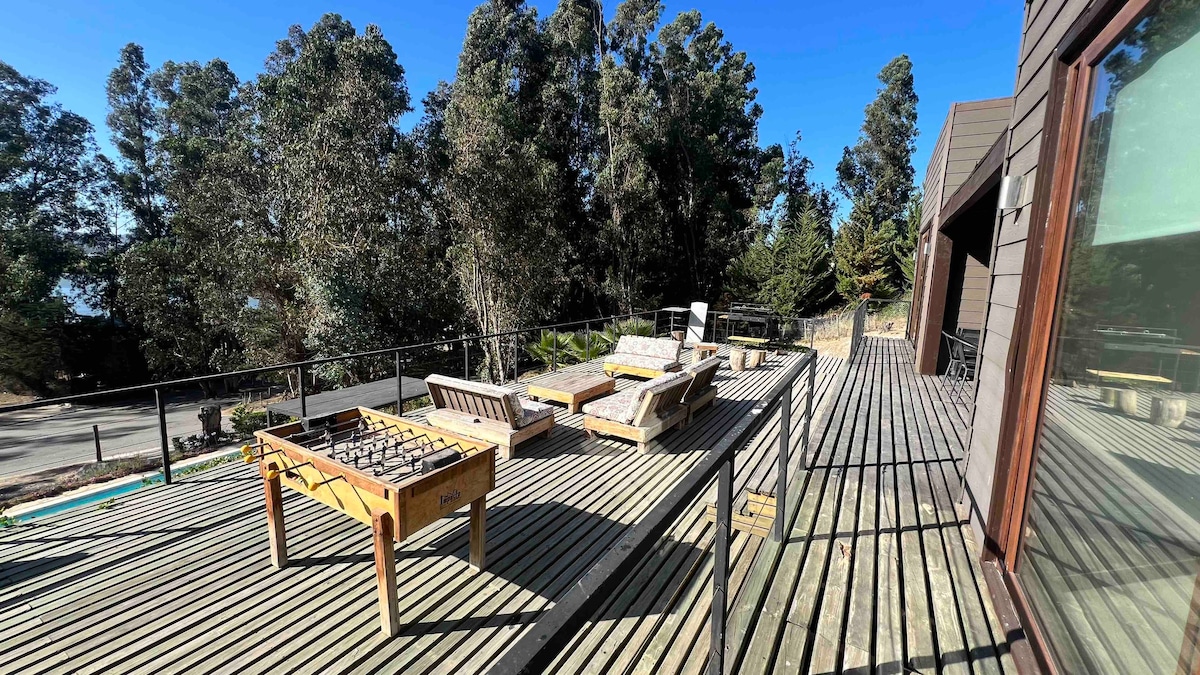 Casa en lago rapel, con vista al lago y piscina.