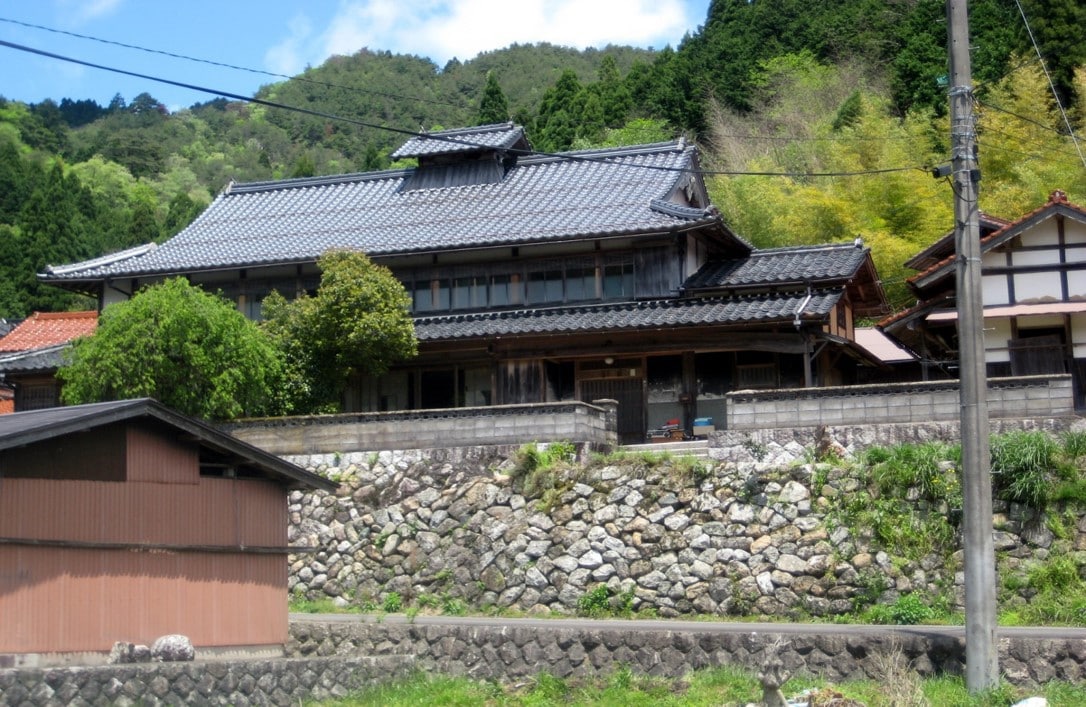 昭和早期长谷屋（ Hasegawa House ）建造。您面前有水稻梯田，景色很怀旧。