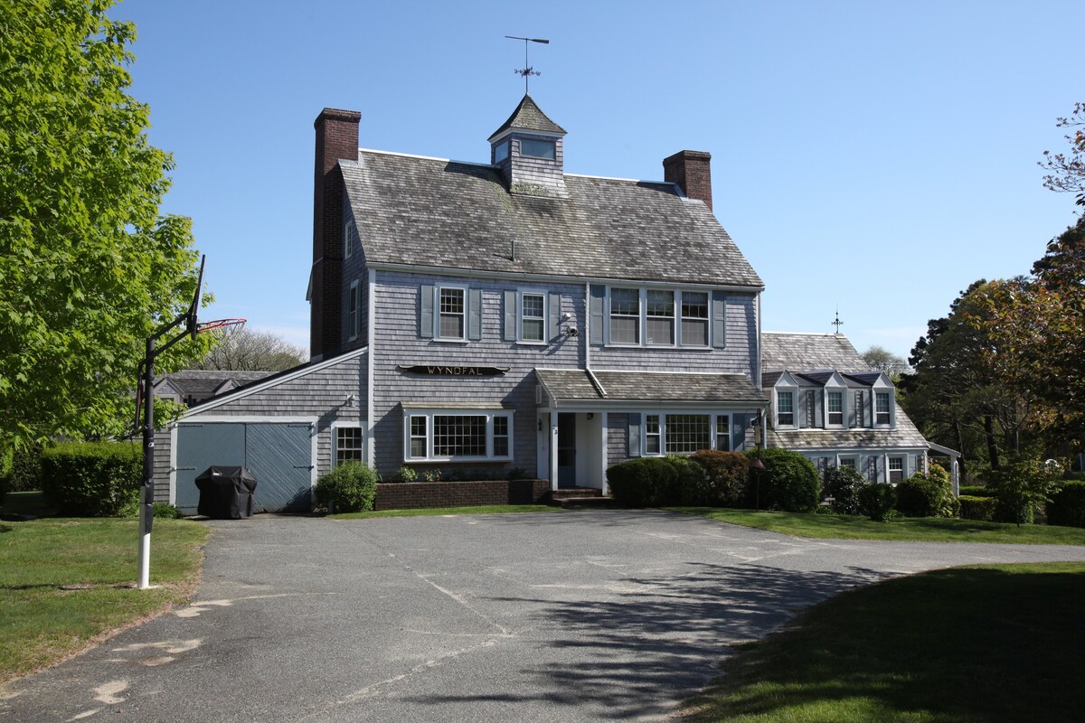 The Wynfal - Historic home with private beach