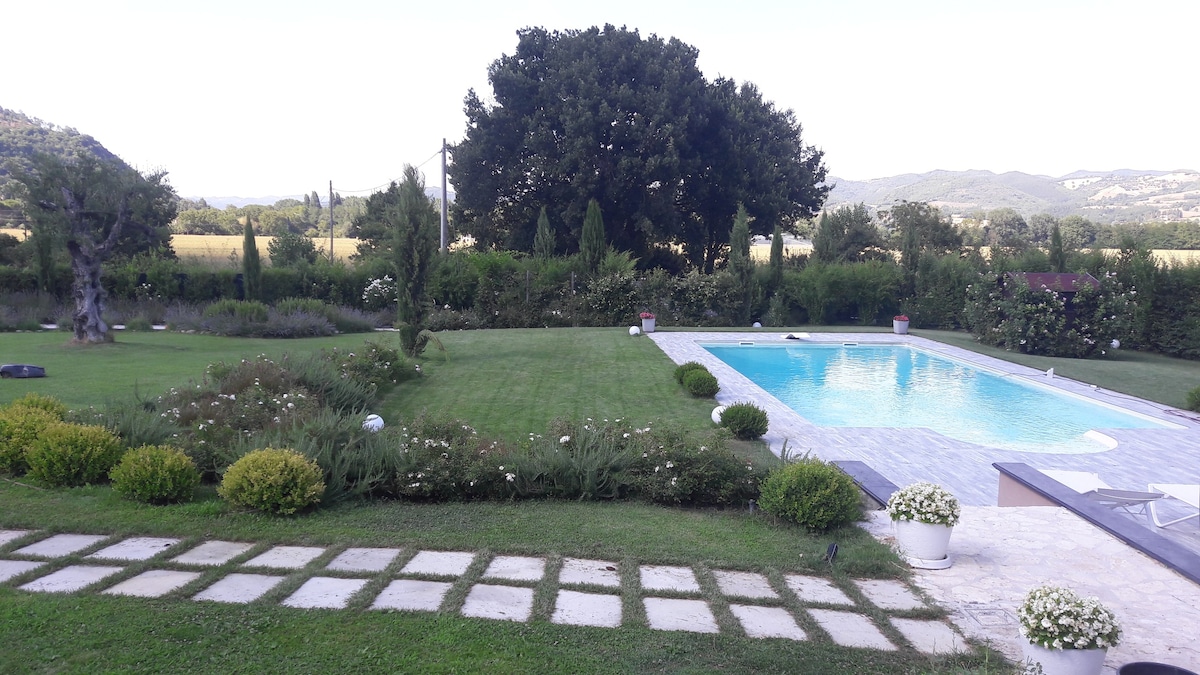 Umbria Perugia花园和泳池Nelly的房子