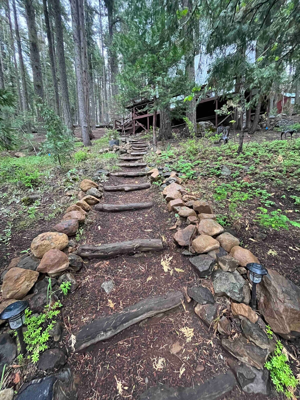 带阁楼的舒适双卧室小屋