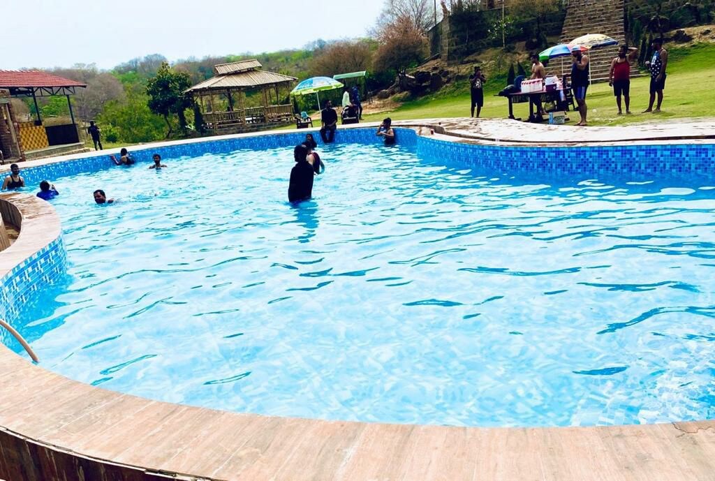 位于古尔冈（ Gurgaon ）的12间带泳池的精品度假村。