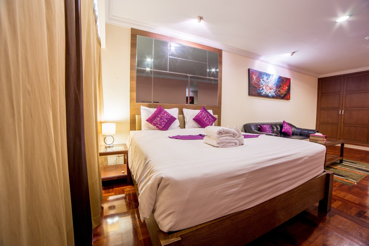 位于市中心帕蓬（ Patpong ）是隆（ Silom ）的舒适客房