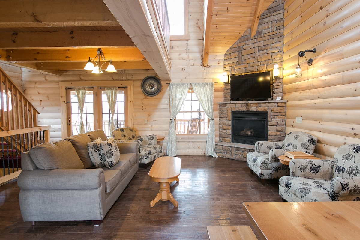 Luxury Cabin w Kitchen, Fireplace, Sleeps up to 8