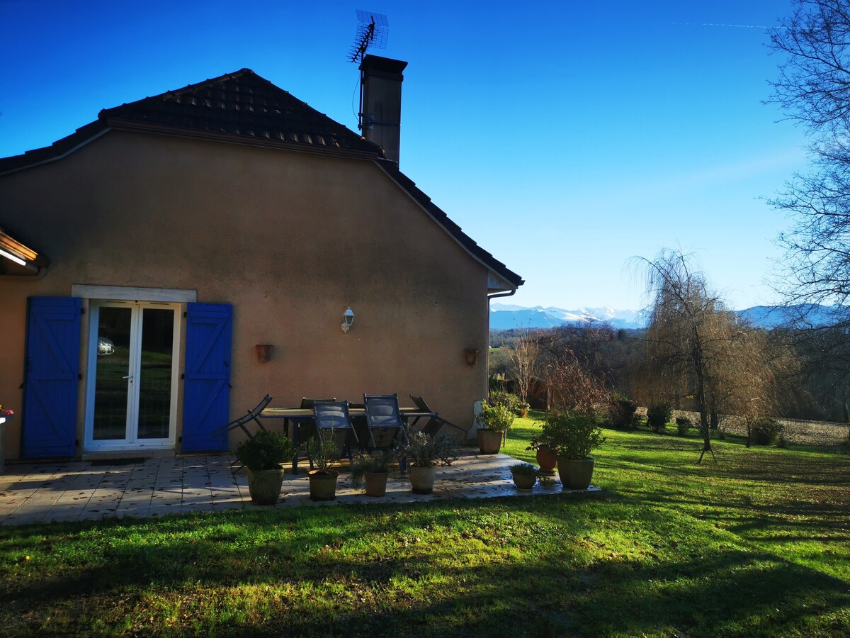 Maison chaleureuse entourée de nature