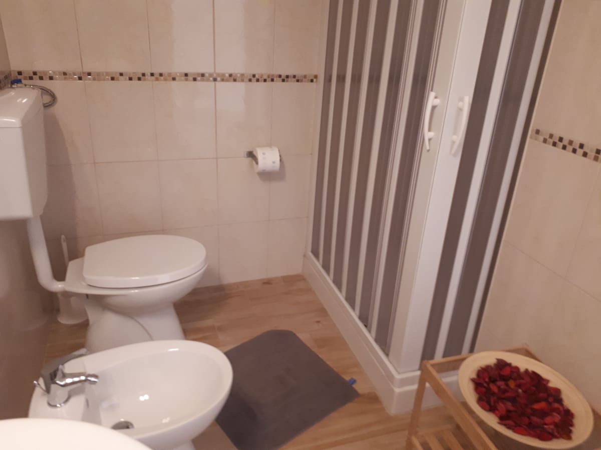 Stanza privata2 con bagno e balcone centro PELLARO