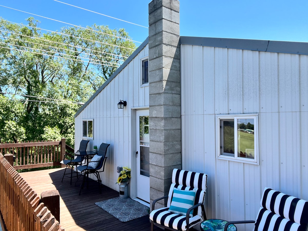 Couples Getaway ~ Patio ~ Modern