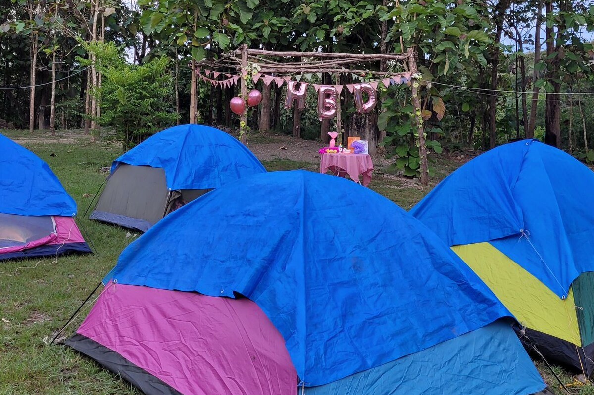 Zona de camping cerca al río con parqueadero