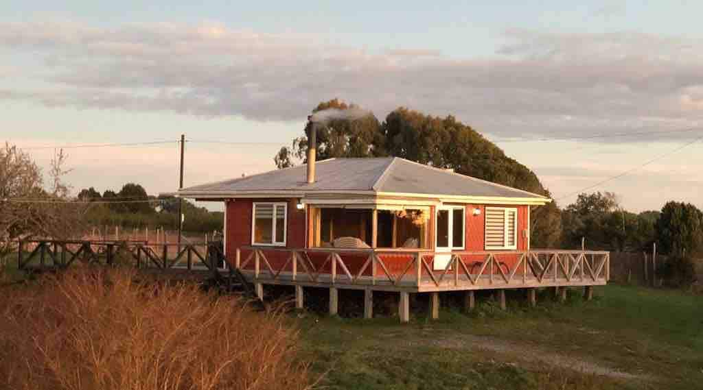 位于Ancud - Chiloé Huicha海滩的红色小屋
