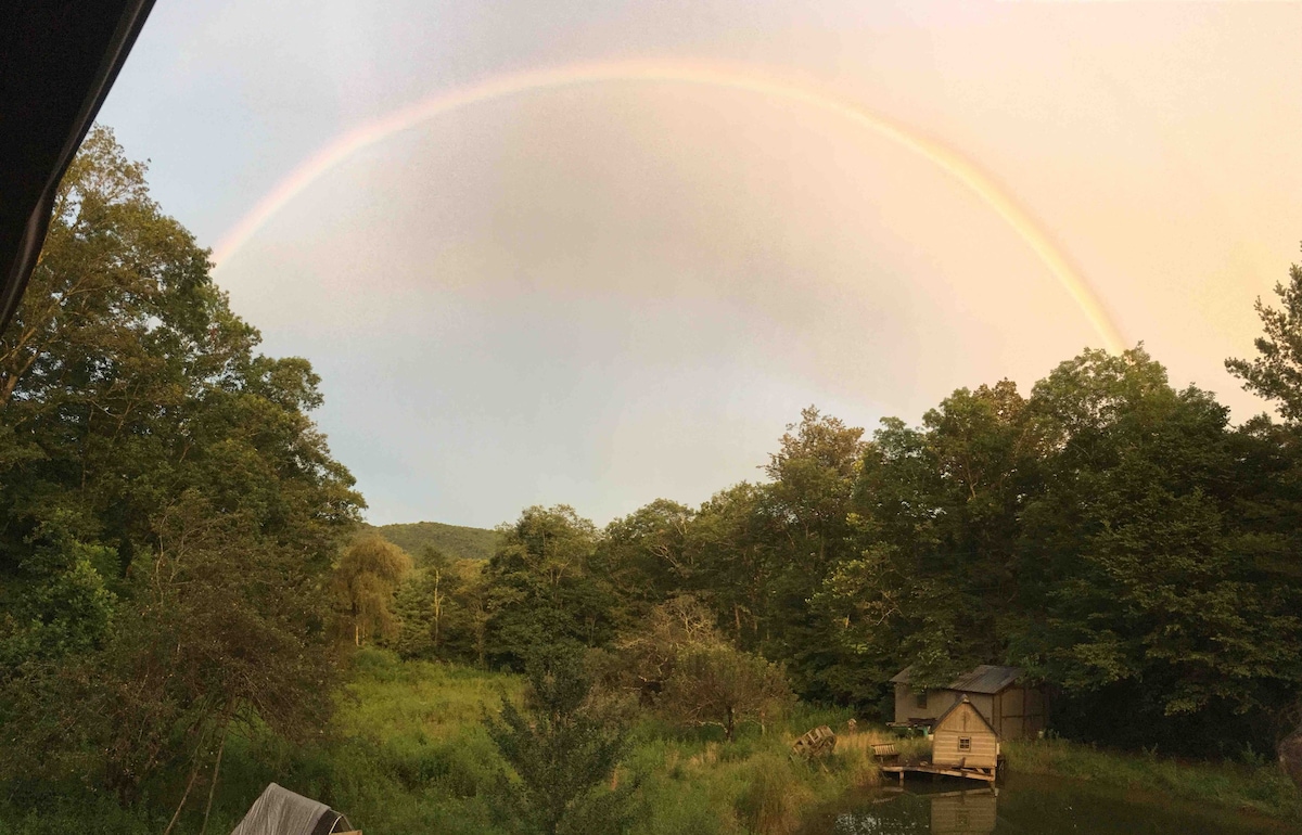 沉浸在自然美景之中的宁静山间住宅