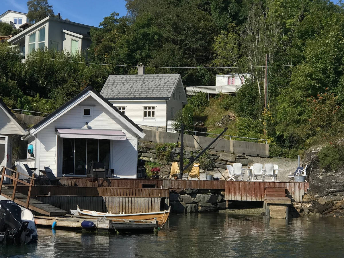 Koselig hus ved sjøen i Notlandsvåg på Moster