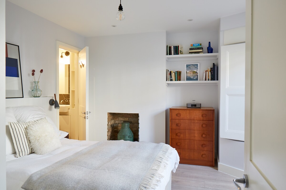 大伦敦公寓型住宅里的独立房间位于美丽的达尔斯顿公寓内的套房卧室