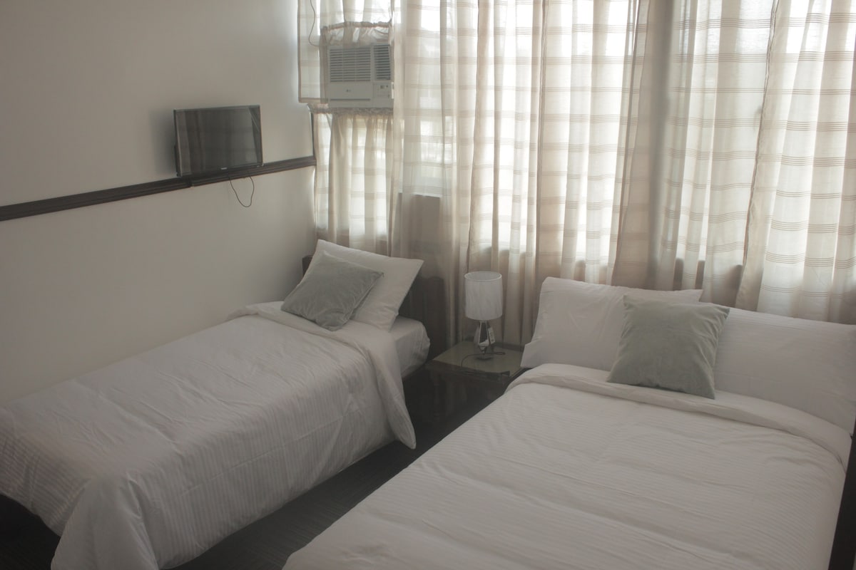 酒店风格的带无线网络和免费接送服务的卧室