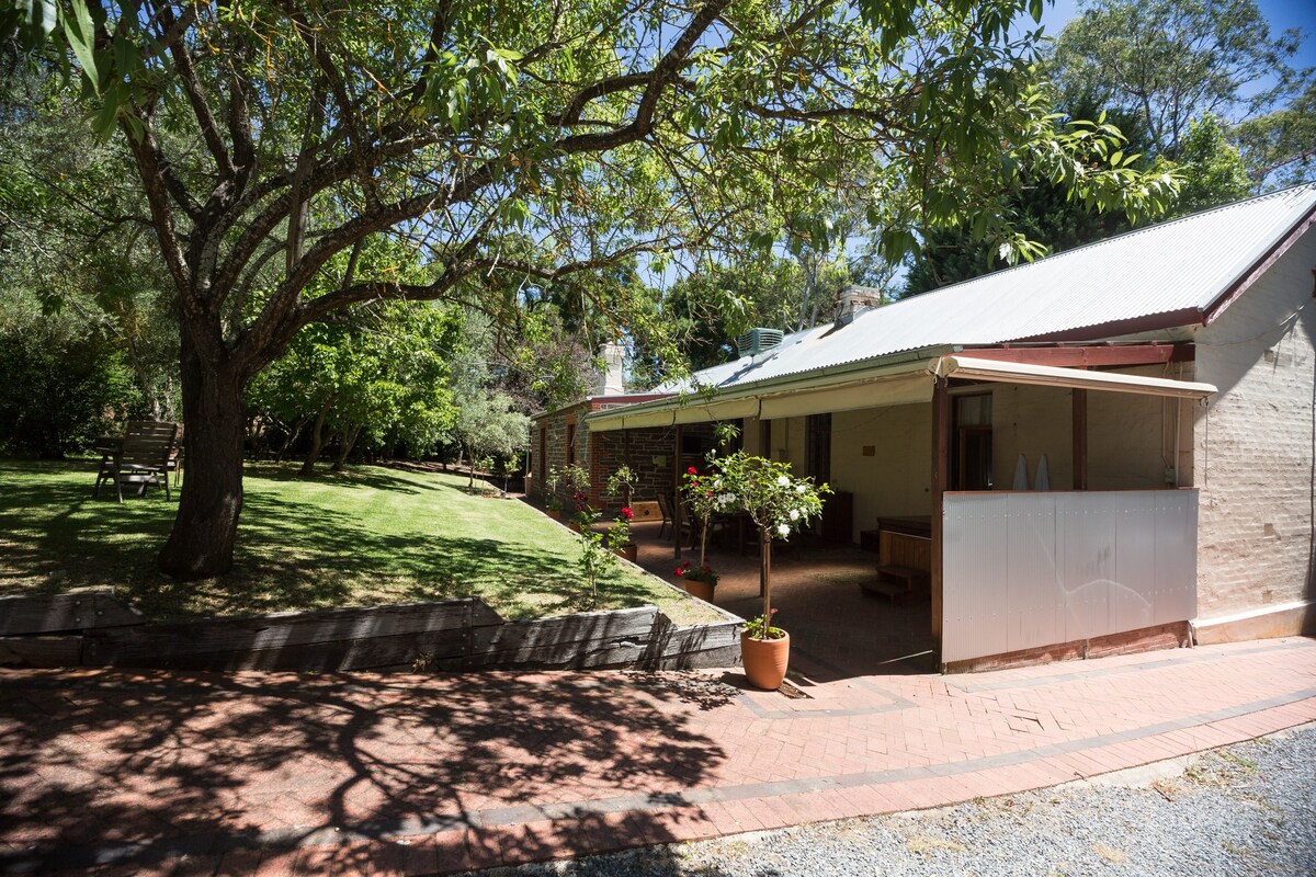 Adelaide Hills的Old Forreston Schoolhouse