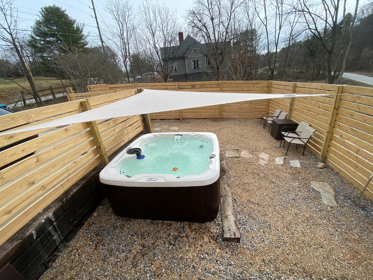 Asheville Rustic Cabin: Hot Tub, Pets ok, Fire Pit