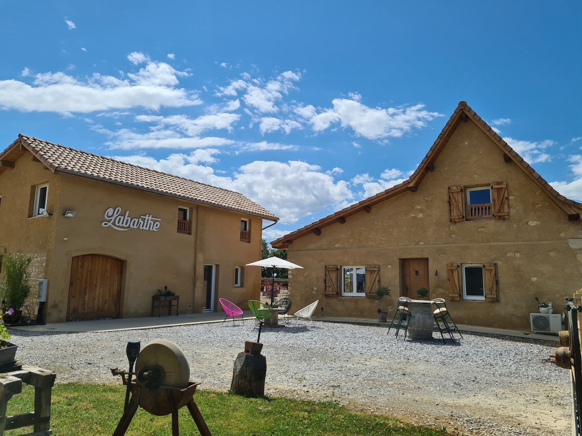 Maison à la ferme avec granges et piscine