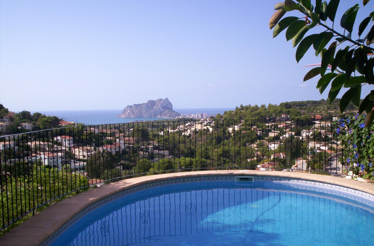 Villa con piscina vallada,vistas al mar, cerca mar