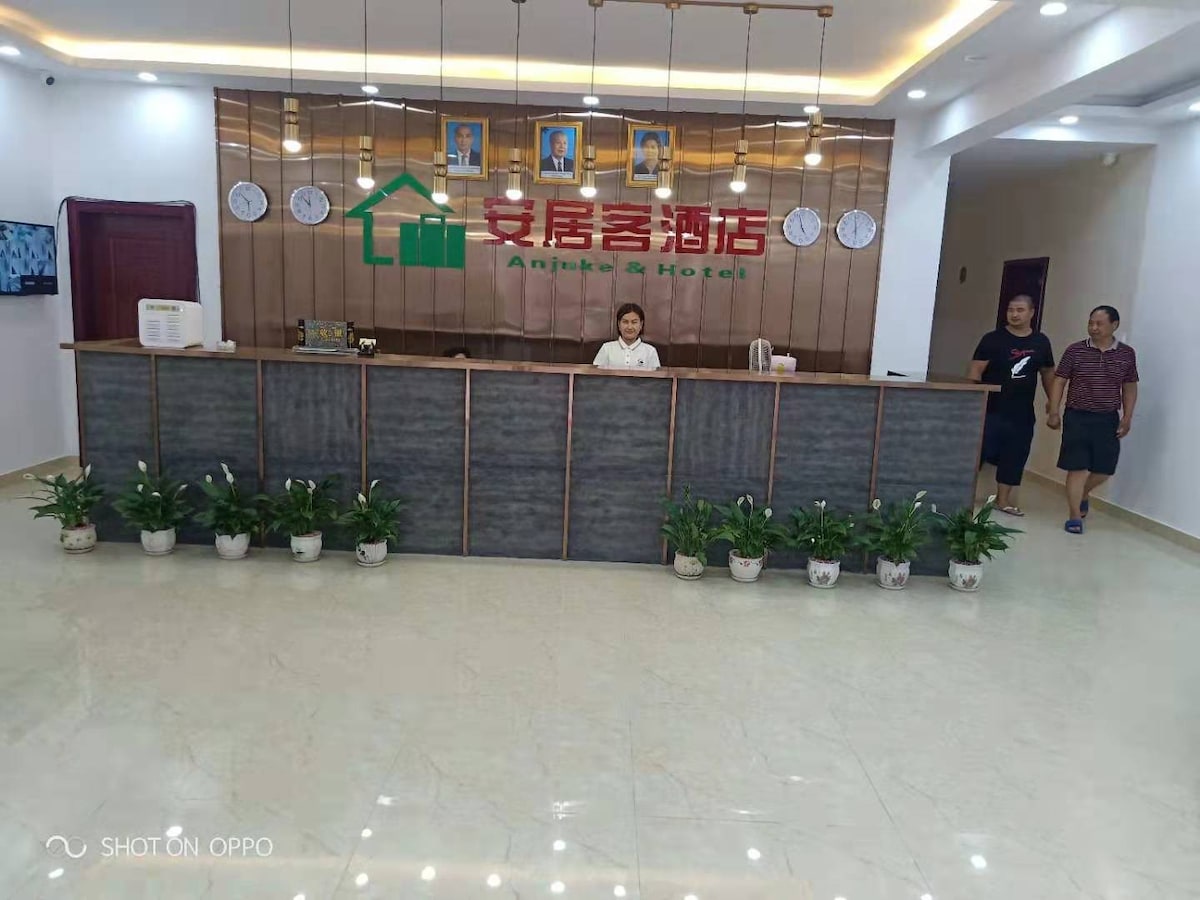 金牌华人礼遇，24小时中文管家前台，24小时监控保安，多品种中式早餐，繁华街区，中央商业区，位置优越