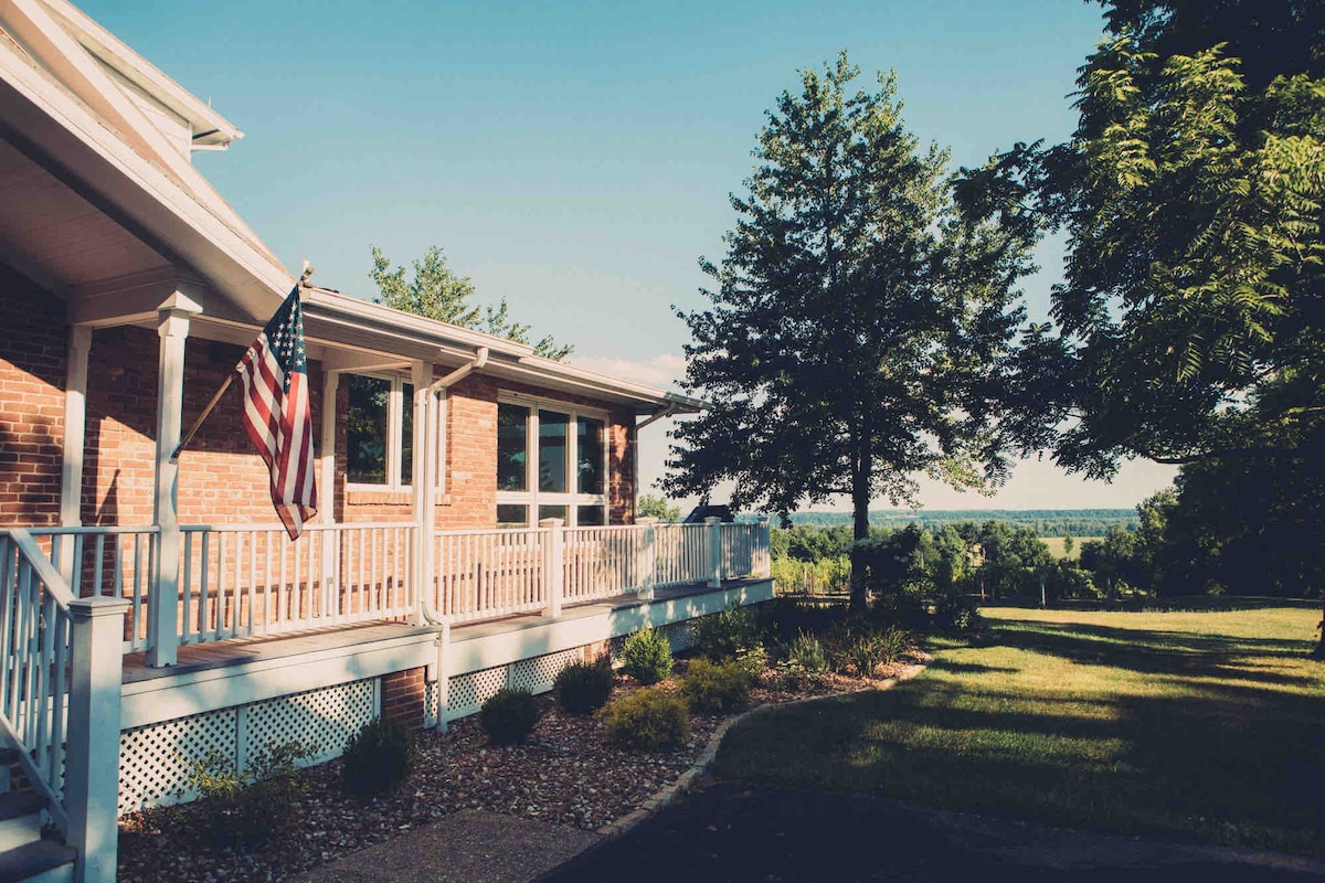 Honey Ridge Hideaway - Historic Home with Vineyard