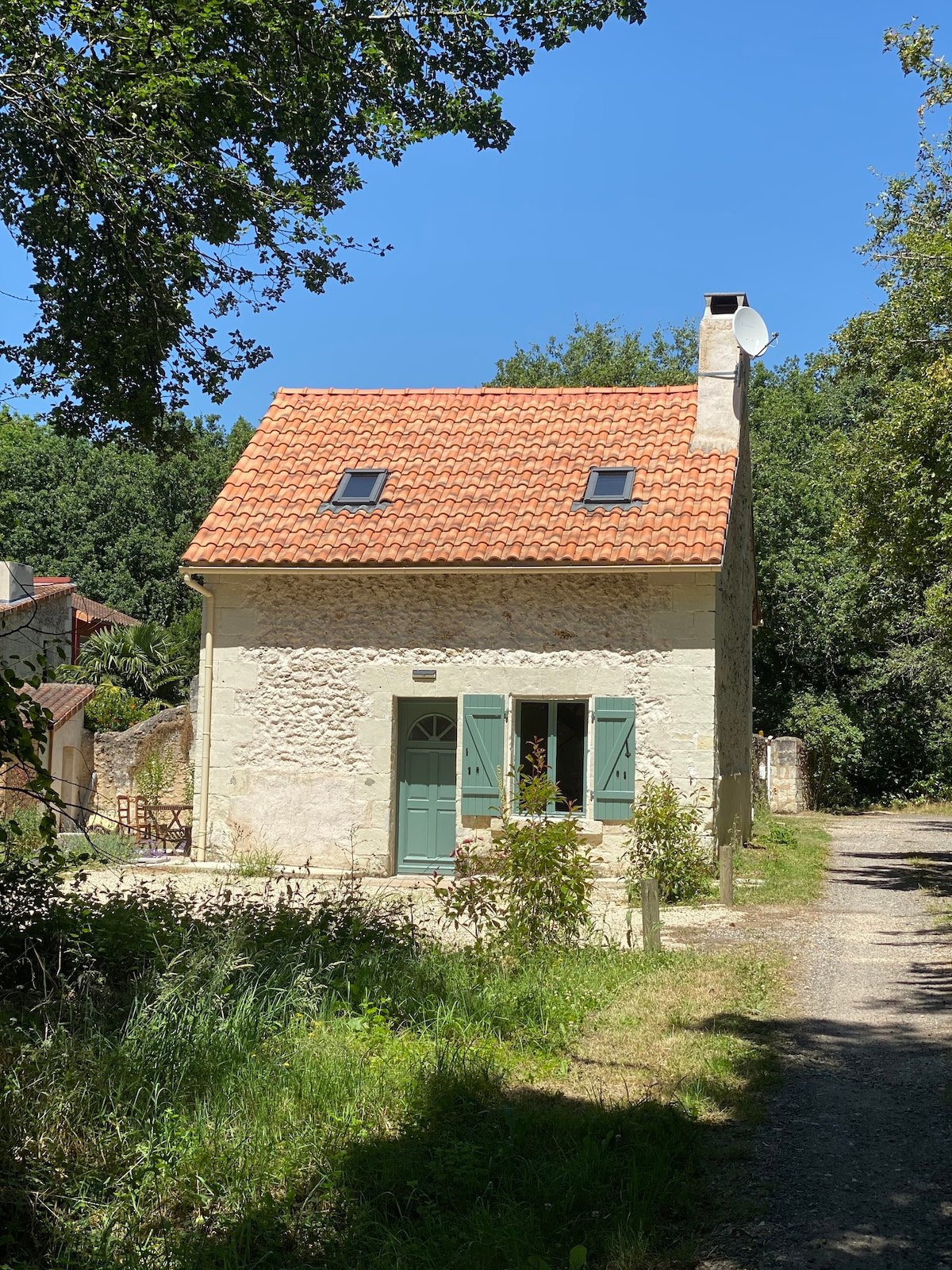 Maison dans une clairière au milieu des bois