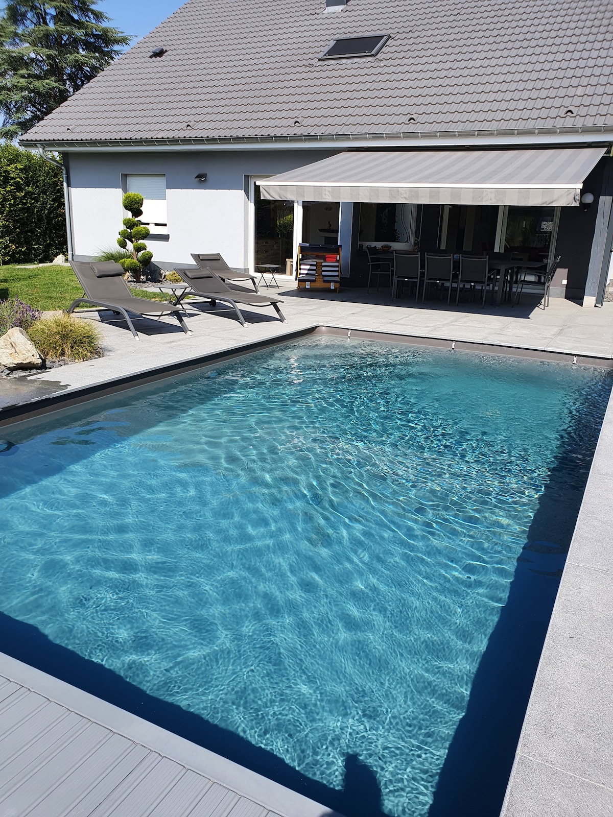 villa avec piscine chauffée et chalet extérieur