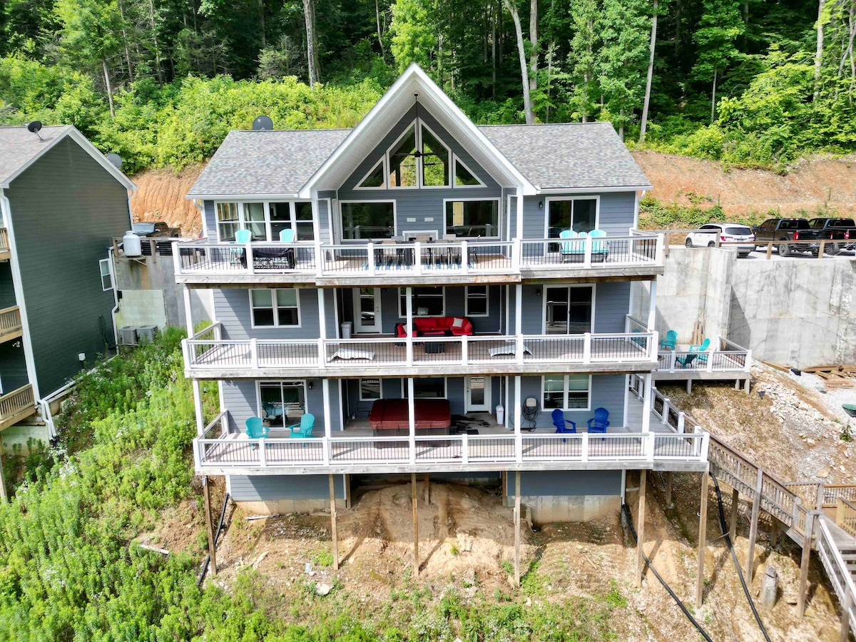 Lake Daze- 9 bed 12/bath HOT TUB