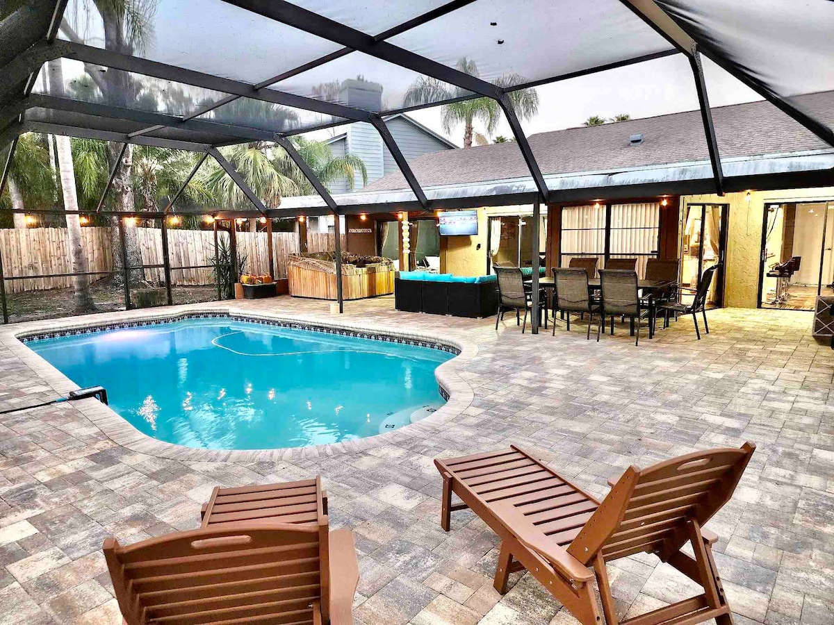 Tampa Vacation Home - 3BR 10 PPL - Pool