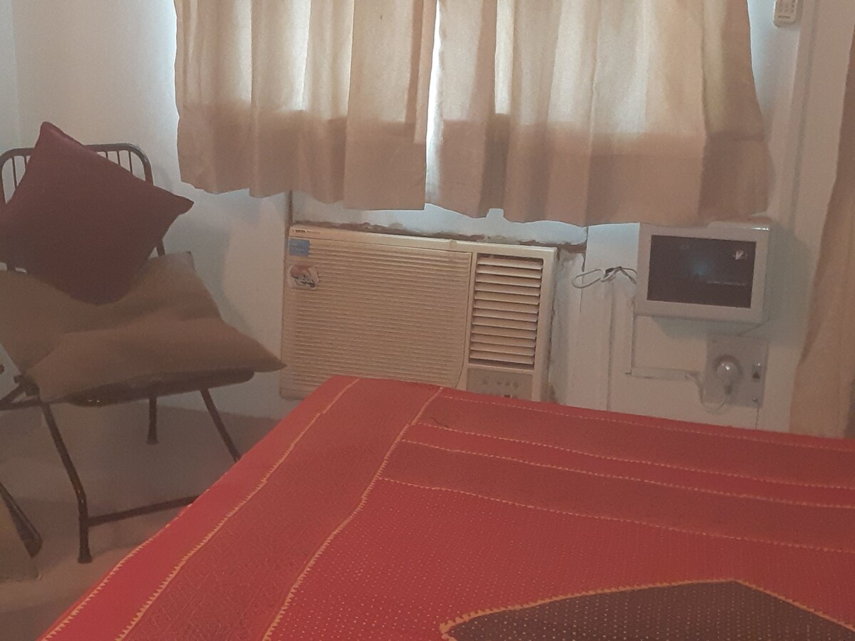 Airconditioned Bedroom, attached toilet,washing machine,Food & Beverages on request.