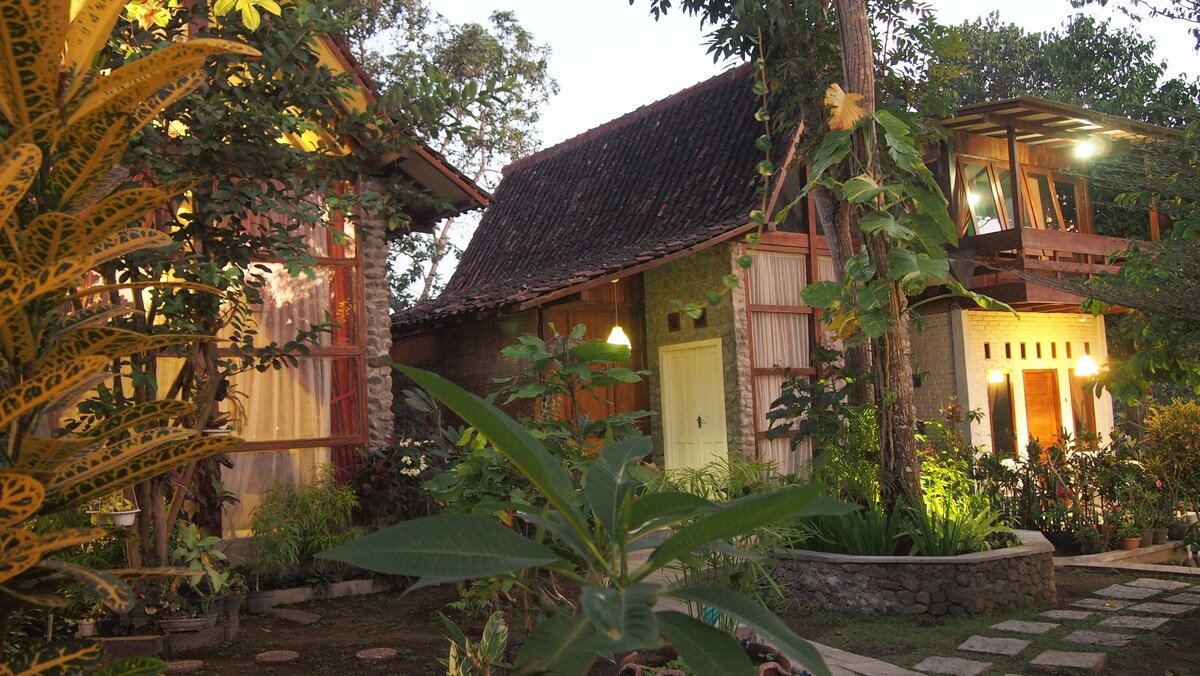 Family Cottage Garden View-Riverside Jogja