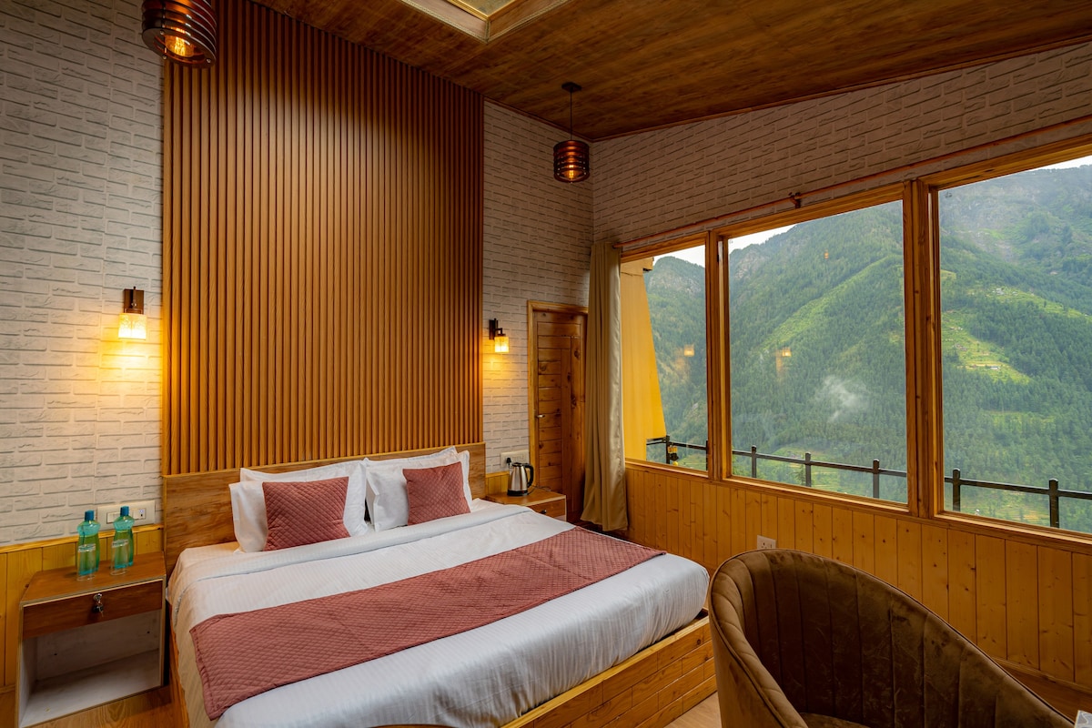 Kaivalya -Luxury-Room with Mountain View & Bathtub