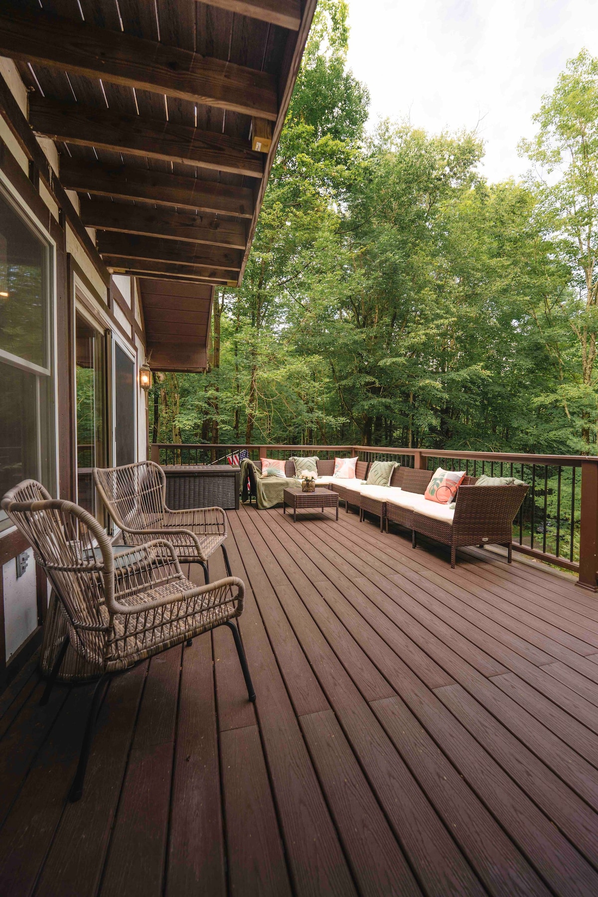 Firepit, Sun Deck, BBQ, Game Room *1 mile to Lake