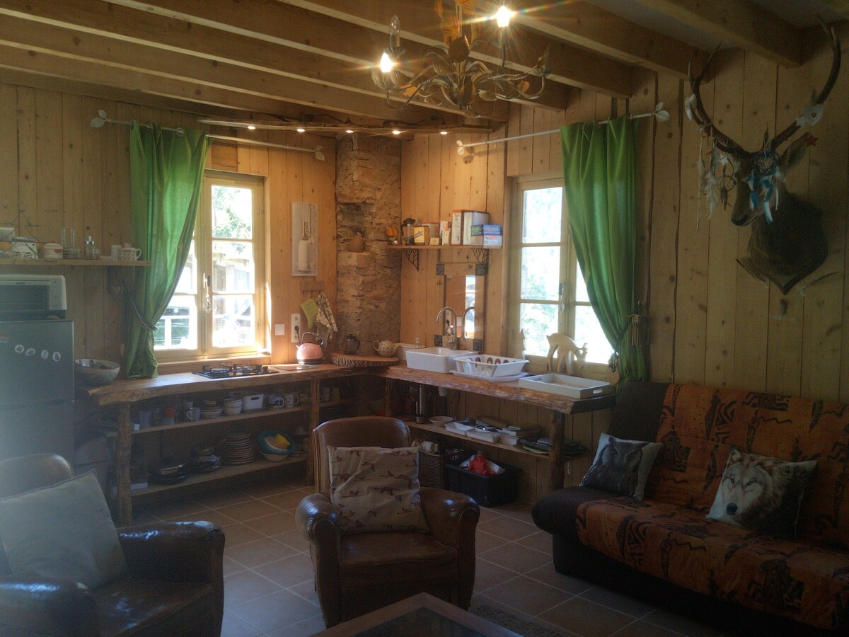 Grand studio avec terrasse dans une ferme équestre