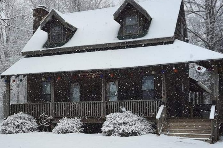 Cozy cabin on the hill!