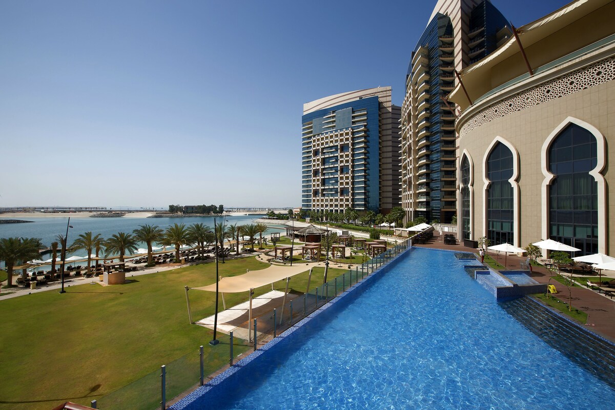 带独立海滩和泳池-Bab Al Qasr酒店的家庭房间