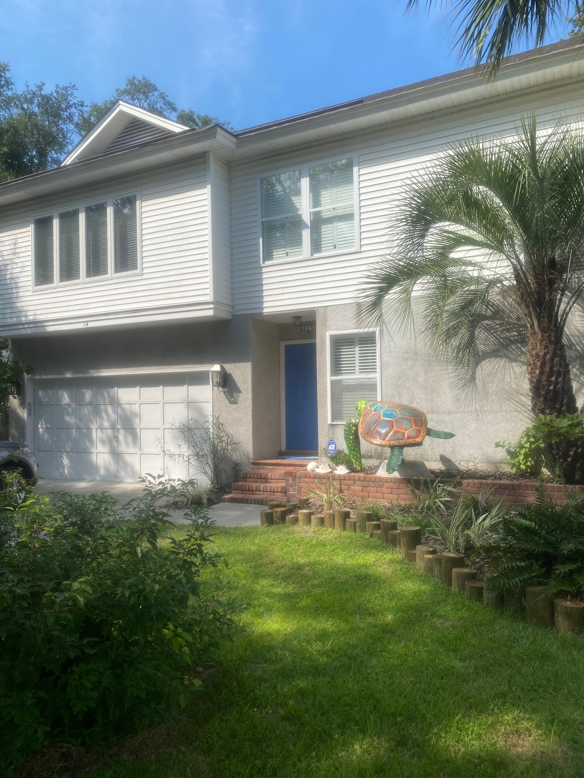 Blue Skies, Ocean Block, Fully Fenced Yard Pets