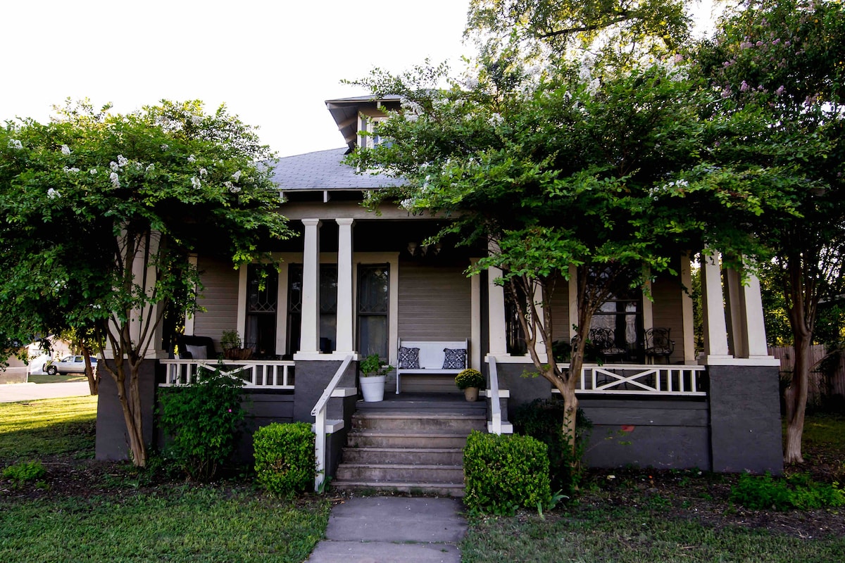 3 bedrooms 2 bath Blocks from Lampasas Square!