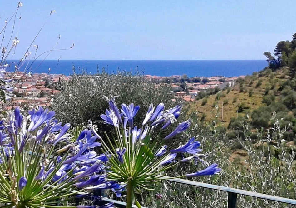 great sea view- families- cyclists- garden/parking