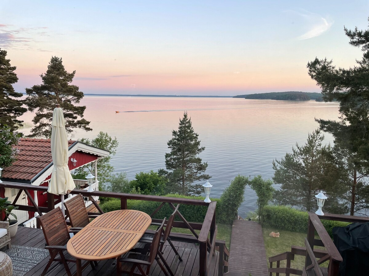 Hus med strandtomt, jacuzzi och magisk utsikt