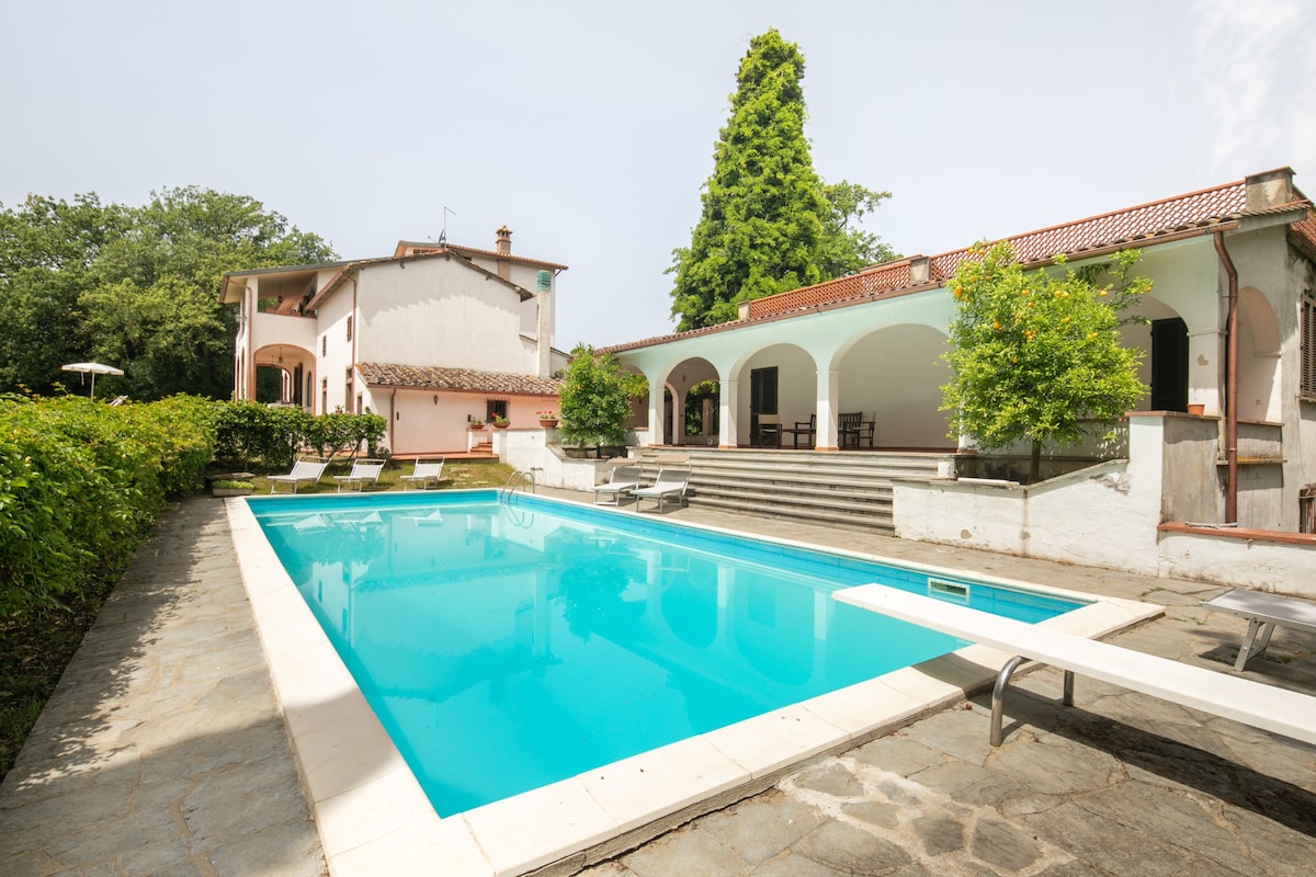 Villa, fenced pool & garden - Vacavilla Exclusive