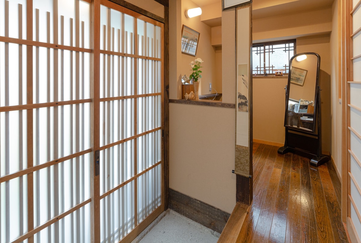 Hibi联排别墅现代设施整套京都町屋、岚山、金阁寺巴士站2分钟，步行10分钟即可抵达JR Enmachi站，附近有公共浴室