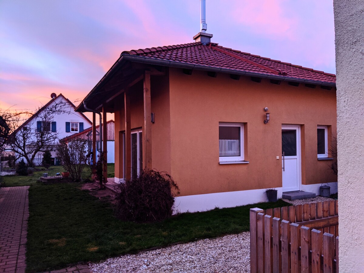 Kleines Häuschen mit Kamin und Terrasse