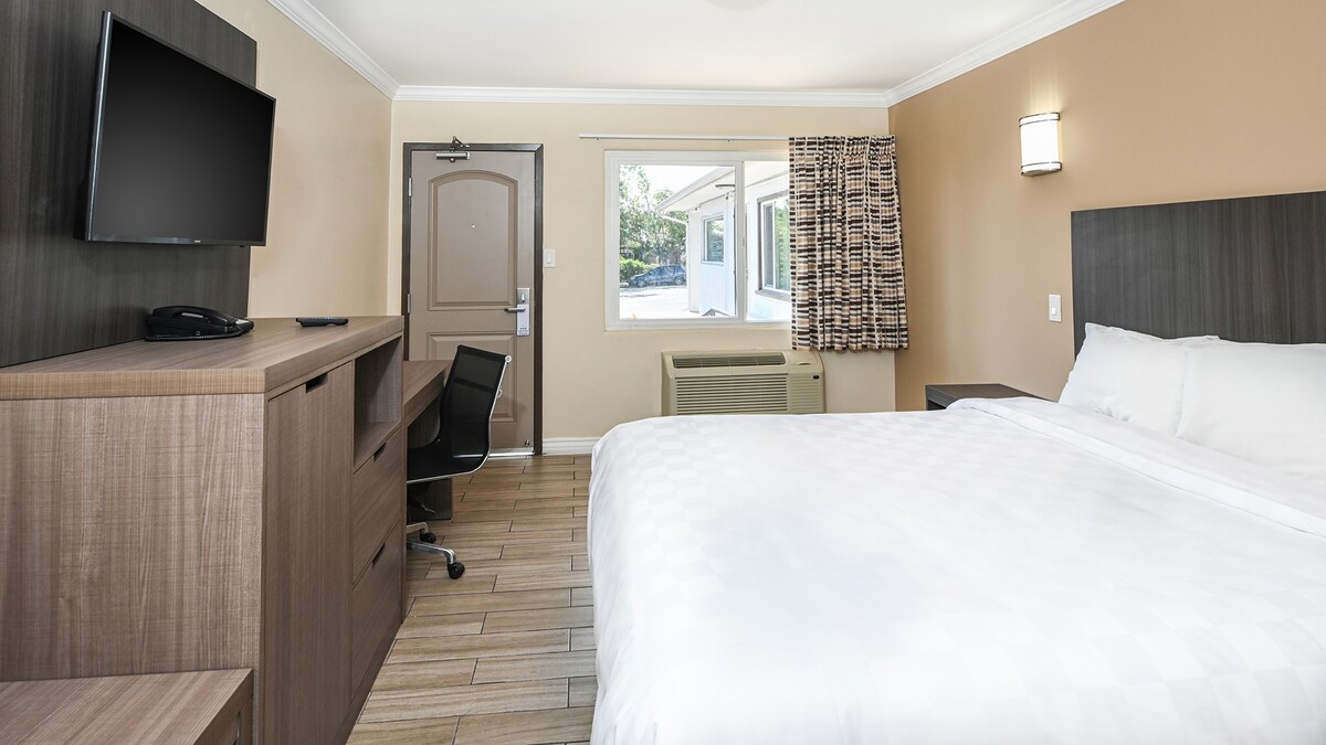 King Bed Room at Sea Rock Inn -长滩