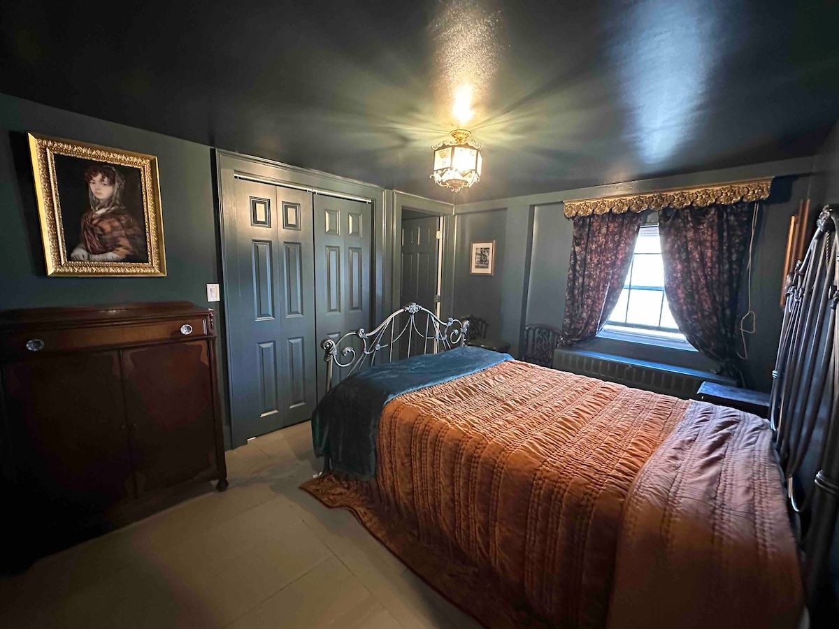 Widows Walk En-suite at Historic John Ives House#7