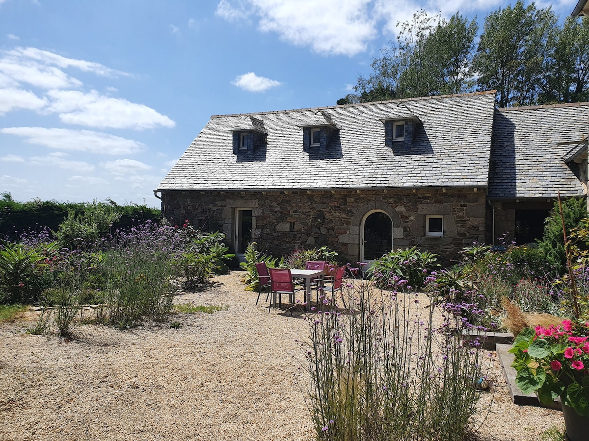 石头农舍坐落在安静的区域 Pleumeur Gautier民宿
