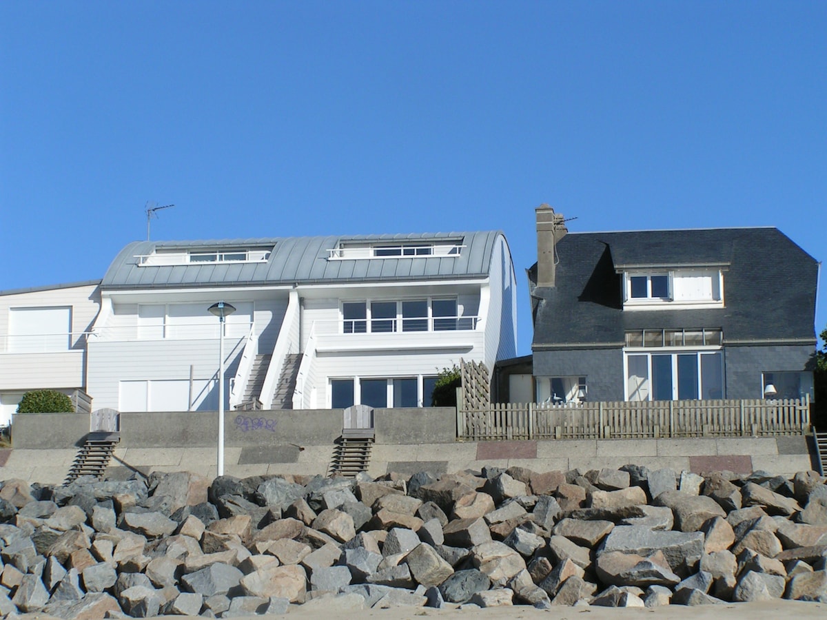 Grande maison récente front de mer