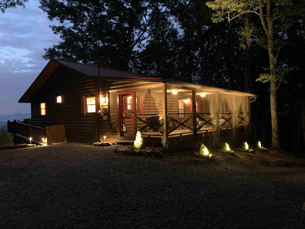 Heaven’s Ridge Cabin 2/2/hot tub /amazing views