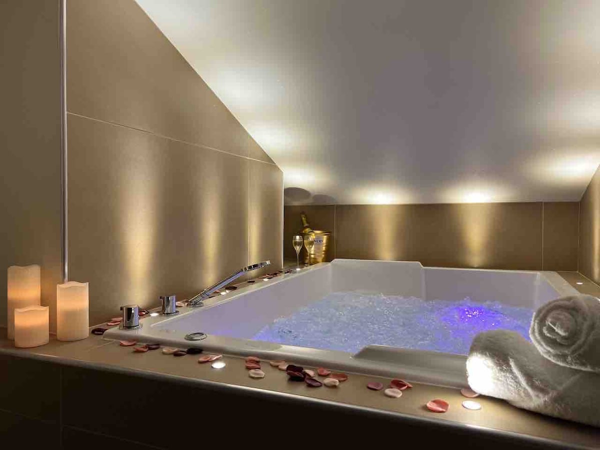 Cocon Blanc câlin -Jacuzzi privatif- LoveRoom Luxe